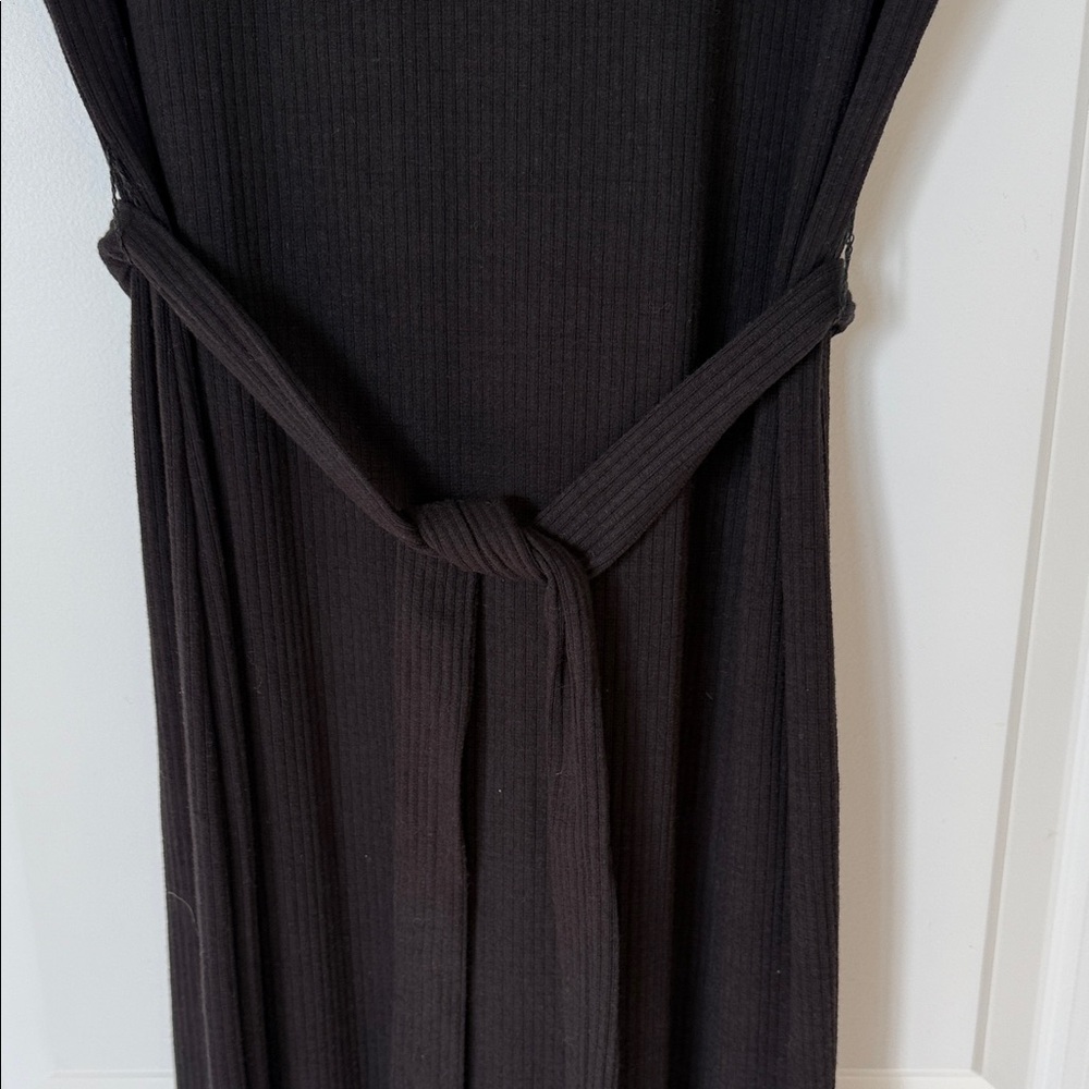Chic Black Midi Dress with Belt - Picture 4 of 7